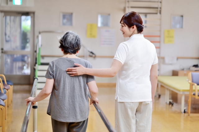 リハビリの介助をする介護福祉士