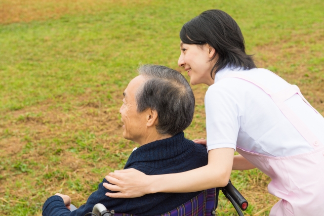 女性の介護士